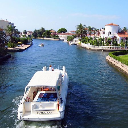 Holiday Home Requesens Canal Empuriabrava Exterior photo